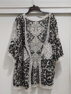 Parami Design Lace-Trim Floral Kimono - Black & Cream